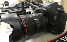 Canon EOS 5D Mark IV DSLR Camera with 24-105mm f / 4L II Lens
